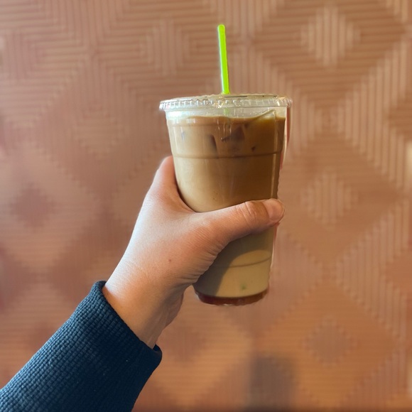 Hello! I’m Olive! Welcome to my closet! - Picture 8 of 16